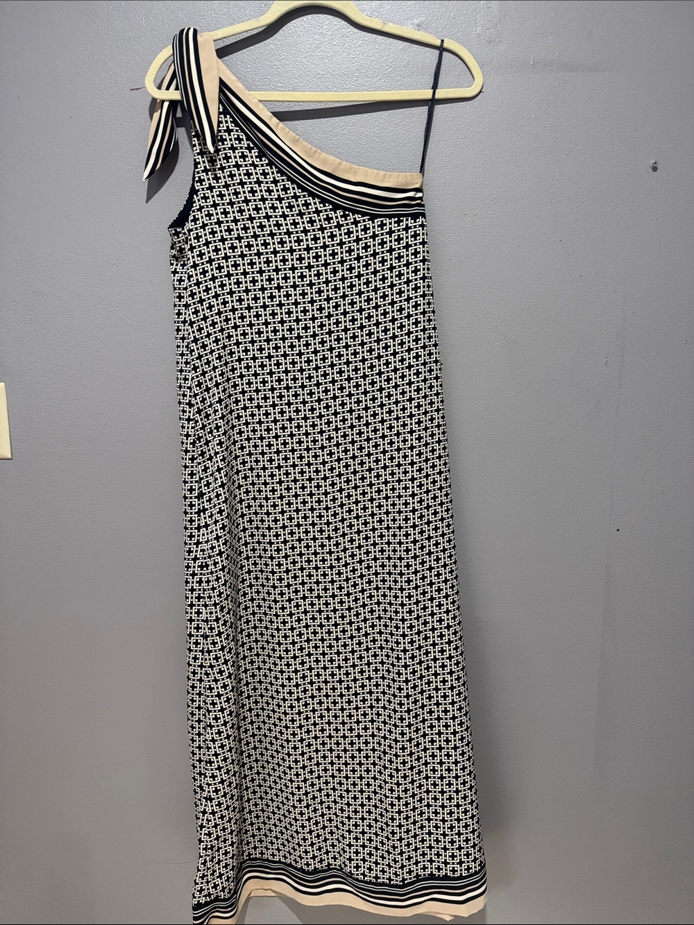 Abercrombie & Fitch One -Shoulder Black and White Geometric Maxi Dress - Picture 3 of 4